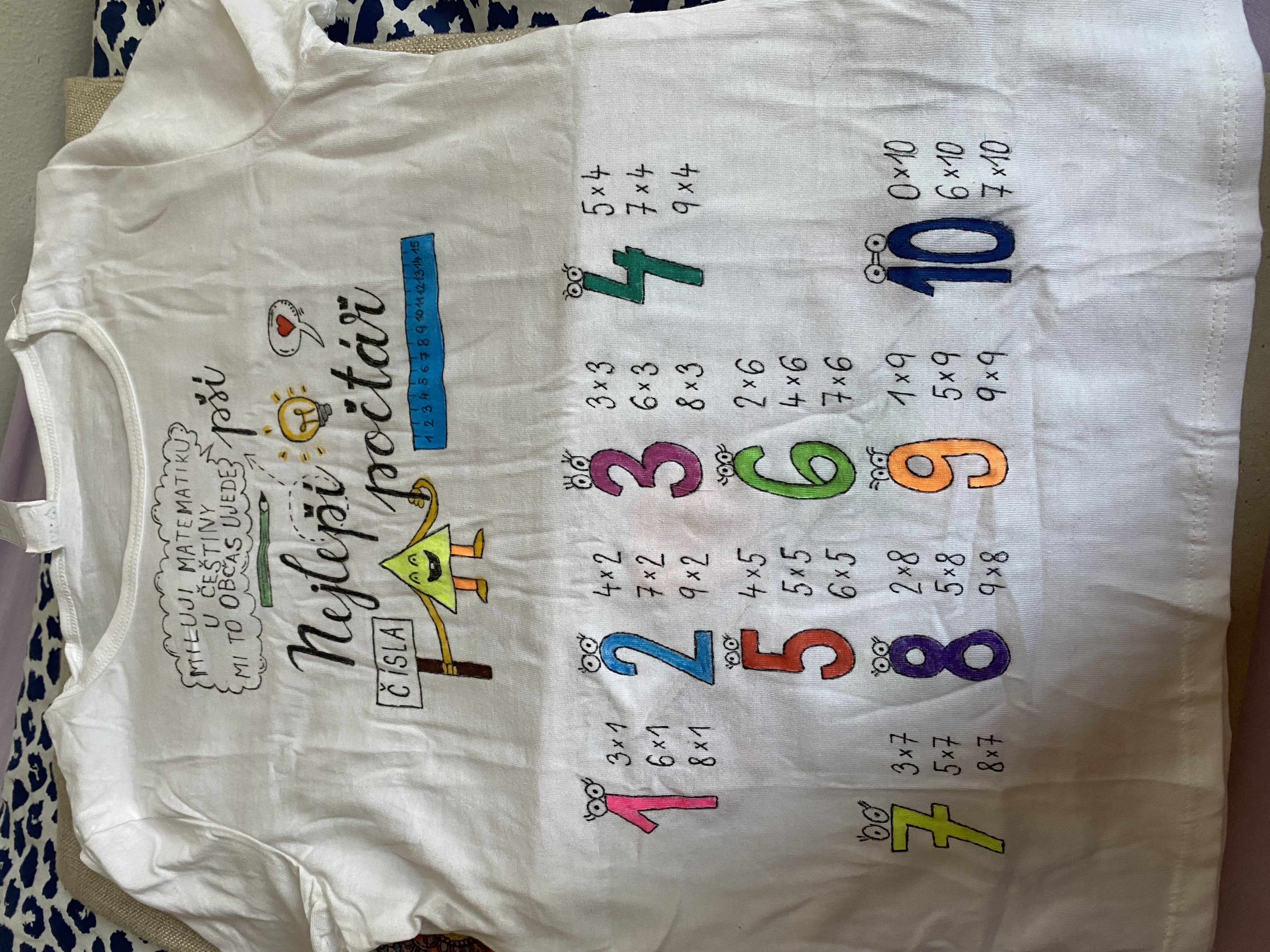 Malujeme fixou na textil - Tričko matematika